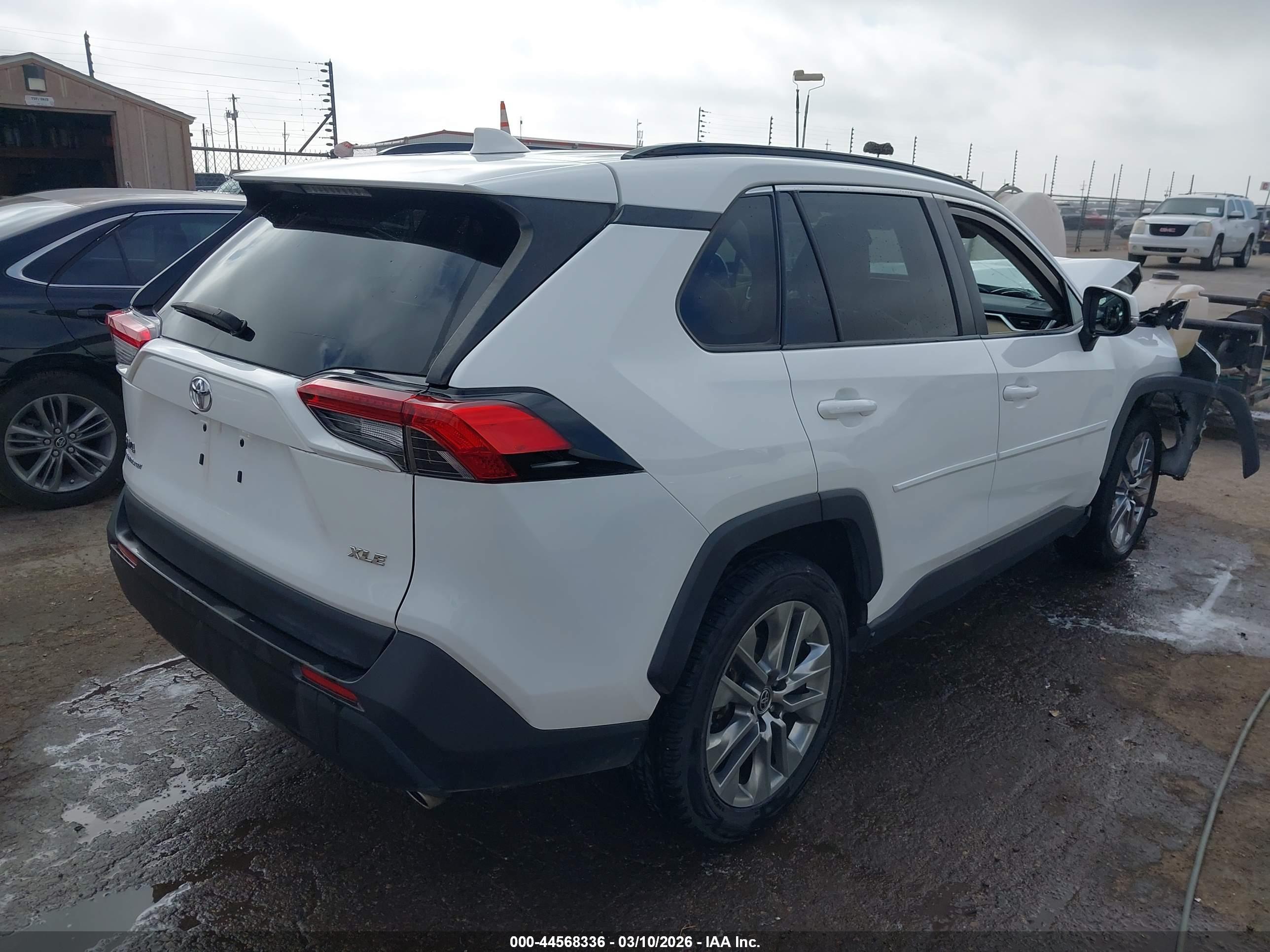 2019 TOYOTA RAV 4 — VIN JTMC1RFV7KD040038 — photo 4